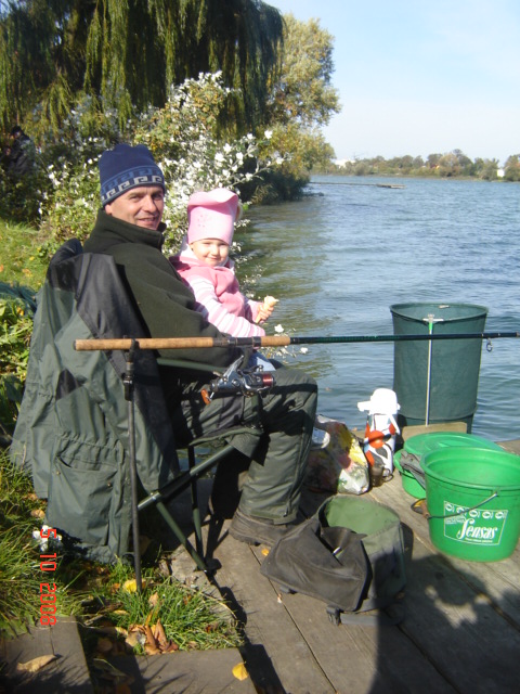 Dziadek z wnuczką nad Jeziorem Rogozińskim 2008 zdjecia-111